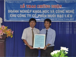 Bạc Liêu trao Giấy chứng nhận doanh nghiệp KH&CN cho Công ty cổ phần Muối Bạc Liêu