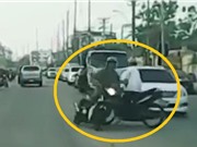 Clip: Bị che khuất tầm nhìn, hai xe máy tông nhau trên đường