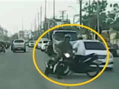 Clip: Bị che khuất tầm nhìn, hai xe máy tông nhau trên đường
