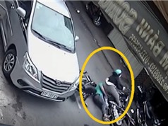 Clip: Chiếc Toyota Innova mở cửa bất cẩn, gây tai nạn kinh hoàng ở Sài Gòn