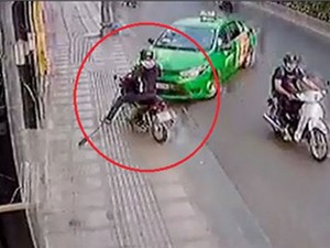 CLIP HOT NHẤT TRONG NGÀY: Tên cướp túi xách bị taxi tông, thủy thủ giải cứu cá voi mắc lưới