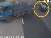 Clip: Xe tải chở sắt gây tai nạn thảm khốc cho ô tô