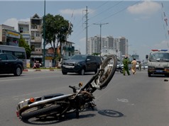 CLIP HOT NHẤT TRONG NGÀY: Ôtô tông xe máy văng gần 100m, thanh niên 1 mình lái 2 xe máy