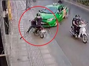 Ôtô tông xe máy văng gần 100m, lọt gầm xe vẫn thoát chết