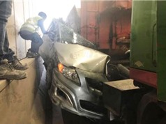 Clip: Ôtô bị xe tải đâm nát và cái kết khó tin
