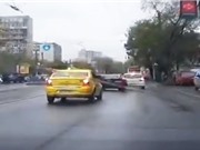 Clip: Xe BMW gây tai nạn vì lý do “củ chuối”