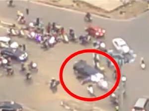 Clip: Kinh hoàng cảnh Toyota Camry đâm hàng loạt người tại Hà Nội