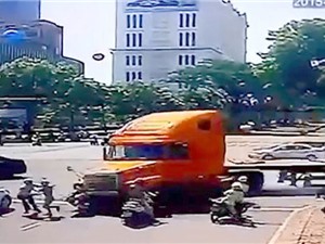 CLIP HOT NHẤT TRONG NGÀY: Xe container tông người trên đường, cá sấu săn mồi kinh dị