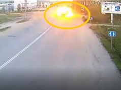 Clip: Hai ô tô đâm nhau nổ tung trên đường 