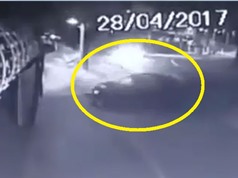 Clip: Đua tốc độ trong đêm, 2 xe hơi tông vào cột đèn