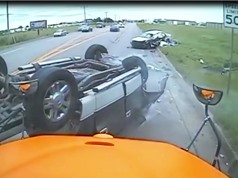 Clip: Ôtô “đấu đầu” xe bán tải, 3 người bị thương