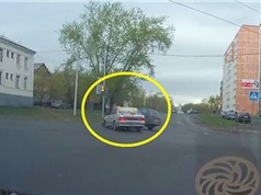 Clip: Vượt đèn đỏ gây tai nạn, tài xế taxi vô tâm bỏ chạy