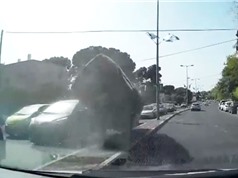 Clip: Xe Audi gặp tai nạn, bốc cháy trên đường