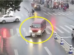 Clip: Đang qua đường, người phụ nữ bị xe khách cán ngang người
