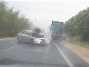 Clip: Ôtô nát bét sau pha tông nhau với xe đầu kéo