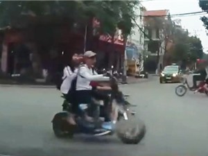 Clip: Học sinh suýt tử nạn vì chạy xe đạp điện vượt đèn đỏ