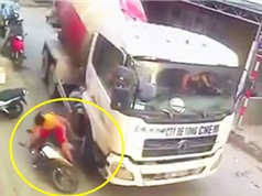 Clip: Xe trộn bê tông cố tình chèn ngã 2 mẹ con ở Hà Nội