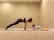 Clip cực sốc: Bé 6 tháng tuổi tập yoga với mẹ