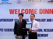 Bộ KH&CN trao Giải thưởng Khoa học APEC cho tiến sỹ Yanwu Zhu