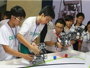 Học sinh Hà Nội đua tài lắp ráp, điều khiển robot