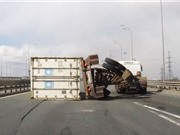 Clip: Xe tải chở hàng nặng lật nhào trên đường