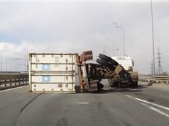 Clip: Xe tải chở hàng nặng lật nhào trên đường