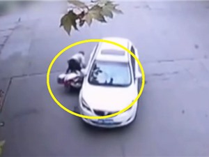 Clip: Ôtô tông xe máy, “nuốt” trọn người phụ nữ vào gầm