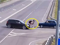 Clip: Ghê rợn cảnh xe Volkswagen húc bay người đi xe đạp 