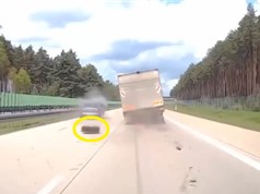 Clip: Sửng sốt trước cảnh xe tải rơi 2 bánh trên đường cao tốc