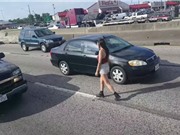 Clip: Hot girl liều mạng đi bộ ngược chiều trên đường cao tốc