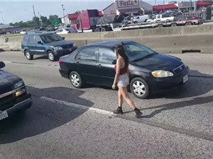 Clip: Hot girl liều mạng đi bộ ngược chiều trên đường cao tốc