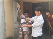 Clip: Dùng tay không bắt rắn hổ mang hơn 2 mét ở Tuyên Quang
