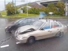 Clip: Vượt đèn đỏ, xe hơi gây tai nạn thảm khốc