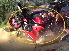 Clip: Rợn người cảnh mô tô tông nhau với ô tô 