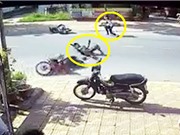 Clip: Hai xe máy gặp tai nạn vì… tông phải chó chạy rông
