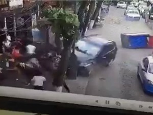 Clip: Ôtô “điên” tông hàng loạt xe và người trên phố
