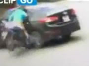 Clip: Phóng xe máy “như bay”, cô gái tông phải ôtô ở Hà Nội