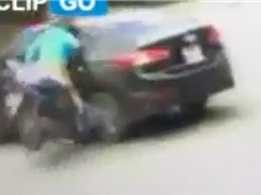 Clip: Phóng xe máy “như bay”, cô gái tông phải ôtô ở Hà Nội