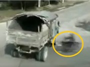 Clip: Phóng xe máy bạt mạng, nam thanh niên chết thảm dưới gầm xe tải