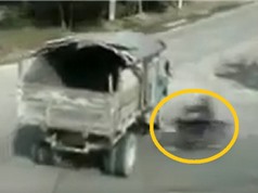 Clip: Phóng xe máy bạt mạng, nam thanh niên chết thảm dưới gầm xe tải