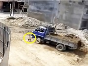 Clip: Xót xa cảnh em bé bị xe tải tông ở công trường xây dựng