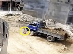 Clip: Xót xa cảnh em bé bị xe tải tông ở công trường xây dựng