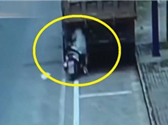 Clip: Chạy xe máy thiếu tập trung, cô gái trẻ lao vào đuôi xe tải