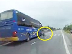 Clip: Qua đường ẩu, xe máy bị xe khách tông ở Hà Tĩnh