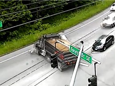 Clip: Khoảnh khắc sống sót kỳ diệu của tài xế ôtô bị xe tải tông