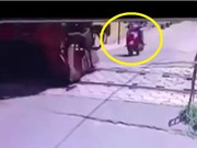 Clip: Kinh hoàng cảnh xe máy bị tàu hỏa cuốn vào gầm