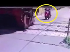 Clip: Kinh hoàng cảnh xe máy bị tàu hỏa cuốn vào gầm