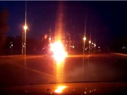 Clip: Taxi và môtô tông nhau bốc cháy, 2 người tử vong tại chỗ