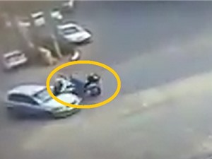 Clip: Chạy với tốc độ chóng mặt, Biker tông vào ô tô ngã sấp mặt