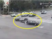 Clip: Ôtô vượt đèn đỏ, tông trúng xe cảnh sát